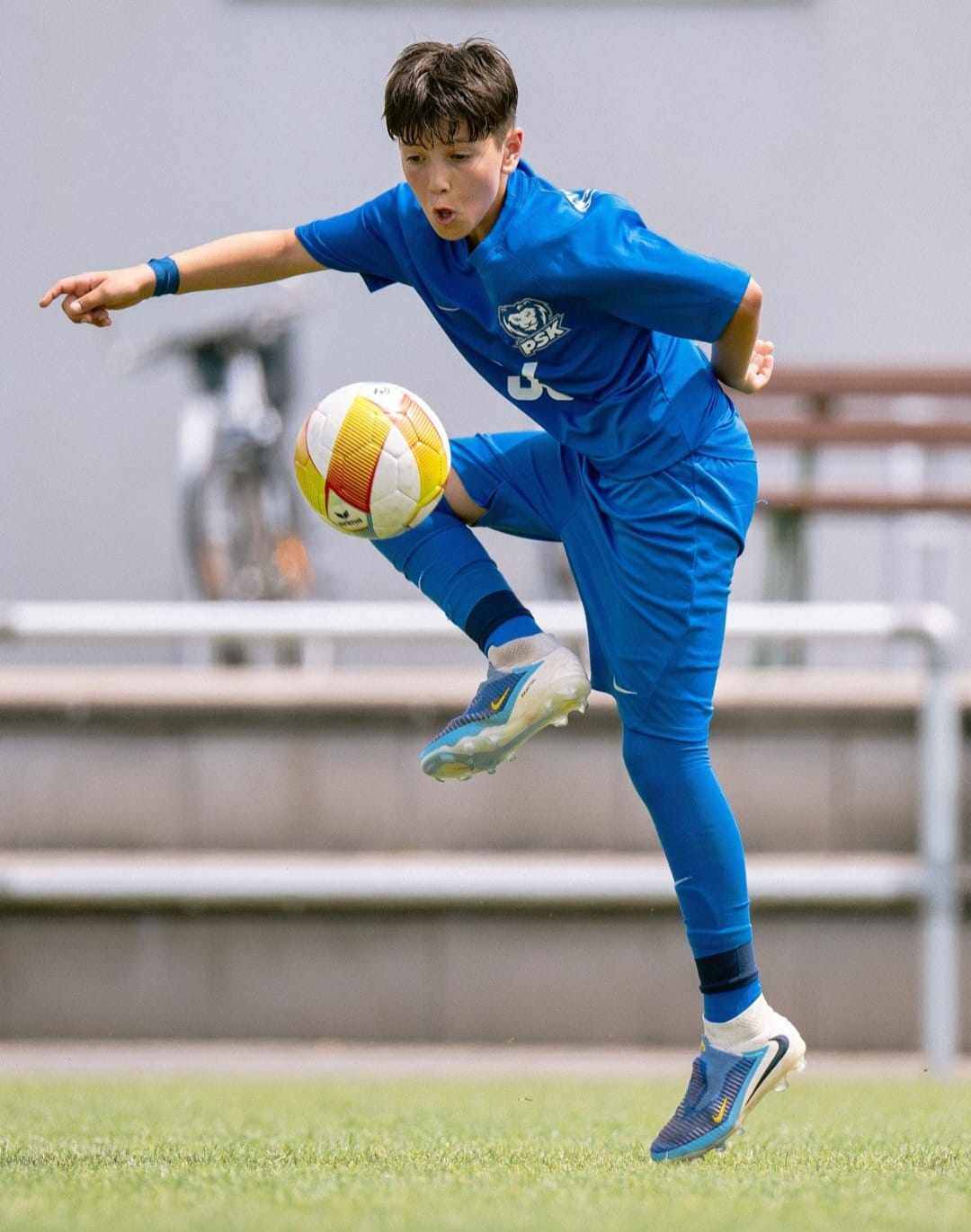 Jugendspieler des PSK Fußball nimmt einen Ball an – Plakat zum Fördertraining der PSK Akademie für die Jahrgänge 2016 bis 2019 in Karlsruhe