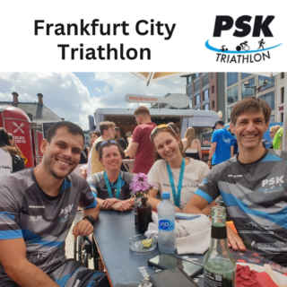 Ein rasantes Wochenende erlebten im wahrsten Sinne des Wortes unsere Triathletin Susanne und die beiden Triathleten Philipp @philippvonreth und Volker @volker_sorg beim Frankfurt City Triathlon. Philipp und Volker starteten letzten Sonntag um 6:30 Uhr in der Früh in der verkürzten Mitteldistanz (2-80-20 in km), bei der insbesondere Philipp einen optimalen Tag erwischte. Bei Neoprenverbot kam er mit einer ausgezeichneten Zeit von 36:38min als 58. unter den Männern aus dem Wasser und hatte dann auf dem Highspeed-Radkurs wunderbar freie Fahrt um die Kilometerzahlen hochzuschrauben. Auch beim abschließenden Lauf konnte er seine gewünschte Pace halten, so dass er schließlich in 4h:35min das Ziel als 140. unter den Männern erreichte. 💯👏 Knapp 19 Minuten später erreichte auch Volker das Ziel auf der Mitteldistanz. Dieser haderte im Vorfeld etwas mit dem Schicksal, da er kurzfristig wegen einem Defekt auf sein Gravelbike umsteigen musste. Dennoch hatte auch er jede Menge Spaß auf der rasanten Strecke und konnte mit einer Pace von 4:39 min/km seine bisherige Bestzeit auf der Laufstrecke deutlich unterbieten. Unsere Para-Triathletin Susanne startete auf der Olympischen Distanz. Sie erreichte das Ziel in grandiosen 3h:20min. Wir verneigen uns vor dieser tollen Leistung. Sie musste dabei nicht nur die gewöhnlichen Distanzen bewältigen, sondern hatte auch besonderen organisatorischen Aufwand, da es keine ausgewiesene Para-Veranstaltung war. Dennoch war Dank der fließen Helfer*innen des @frankfurtcitytriathlon eine Teilnahme möglich. Herzlichen Dank dafür. 👏👏👏 Im Anschluss gab es noch ein nettes Beisammensein auf dem dazugehörigen Streetfood-Festival mit einigen Weggefährten @sophierathsack @triteamssv #bestzeitenjagd #psktriathlon #triathlon #psk #pskfamily #karlsrudel