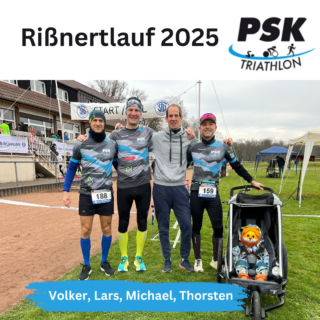 Am vergangenen Sonntag haben vier unserer Triathleten beim traditionellen Rißnertlauf des Nachbarvereins @tus_rueppurr_lauftreff teilgenommen und ordentlich abgeliefert. 💯 Michael und Lars konnten im Gleichschritt fast die 20min-Marke auf der 5km-Distanz knacken und landeten beide in den Top 30. 👏👏👏 Volker konnte nach längerer Verletzungsphase in seinem ersten Wettkampf in 2025 zur gewohnten Pace zurück finden und war mit seiner Zeit auf 15 km sehr zufrieden. Thorsten startete ebenfalls auf der 15 km Strecke aber unter erschwerten Bedingungen, da er den Chauffeur für seinen Sohn spielte. Schnell brachte er den sicherlich jüngsten Teilnehmer souverän ins Ziel. 👶💪 Die Ergebnisse auf der 5km-Distanz: Michael Kleber in 20:21, Gesamt 26. Platz Lars Thomas in 20:22, Gesamt 28. Platz Die Ergebnisse auf der 15km-Distanz: Volker Sorg @volker_sorg in 01:03:50, Gesamt 26. Platz Thorsten Falkenstein @thorsstories in 01:22:08, Gesamt 178. Platz Herzlichen Dank an den @tus_rueppurr_lauftreff für die tolle Organisation und die gewohnt üppige Kuchenauswahl. 🤤 #psktriathlon #triathlon #psk #pskfamily #karlsrudel