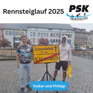 Letzten Samstag starteten unsere zwei PSK-Triathleten @philippvonreth und @volker_sorg beim legendären @rennsteiglauf und konnten die „73,9-km-Bestie“ 🐉 besiegen. Wir sind stolz auf Euch! 👏👏👏 Bis zuletzt mussten die Beiden aufgrund gesundheitlicher Probleme um eine Teilnahme bangen, weshalb sie besonders froh waren am Freitag gesund nach Eisenach anreisen zu können. Am Vorabend wurde noch schnell eine Portion Thüringer Klöße mit Rotkraut vernichtet, bevor es zeitig ins Bett ging, da der Startschuss am nächsten Tag bereits um 6 Uhr erfolgte. So unterschiedlich wie die Vorbereitung der beiden Triathleten war, so unterschiedlich war dann auch die Renntaktik. Philipp ging mit einem Trinkrucksack und massenweise Eigenverpflegung an den Start, so dass er die Verpflegungsstationen größtenteils auslassen konnte. Volker musste wegen Rippenproblemen auf einen Rucksack verzichten und führte lediglich eine Gel-Flasche mit sich. Dies bereute er nicht, da er so reichlich von dem tollen Angebot des Veranstalters naschen konnte. 🤤 Besonders freute er sich über die Nutella-Brote an den letzten beiden Stationen. Mit diesem Motivationsschub konnte er nicht nur das Finish erzielen, sondern mit 9h 34 min sogar unter seiner Traumzeit von weniger als 10h bleiben. Philipp erreichte sogar 31 min früher das Ziel - in 9h 3min. Dank seiner disziplinierten und starken Vorbereitung konnte er so trotz wenig Ultra-Erfahrung ein schmerzvolles, aber letztlich auch souveränes Finish erreichen. 💪 Nachdem der „Ärger“ über die trailige Gepäckaufbewahrung, die heiße Finisher-Suppe und der weite Weg zum Shuttle-Bus verflogen war, humpelten Beide zur Pizzeria neben dem Hotel (weiter ging nicht mehr) und beschlossen das Ende der Ultra-Karriere. ⛔ Jeder Ausdauersportler weiß, wie lange solche Beschlüsse halten. 🤪💯 Wir sind also gespannt was kommt und freuen uns auf den nächsten Bericht. 📷 @sportograf 🙏 #ultrarunning #psktriathlon #triathlon #psk #pskfamily #karlsrudel