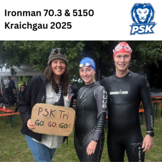 Der Kraichgau, auch bekannt als das „Land der 1.000 Hügel“, machte seinem Namen alle Ehre. Beim diesjährigen Ironman 70.3 & 5150 am 25. Mai 2025 stellten sich insgesamt acht AthletInnen des @psk.triathlon der sportlichen Herausforderung, 6 auf der Mitteldistanz und 2 auf der Olympischen Distanz. Trotz der herausfordernden Bedingungen erreichten alle das Ziel gesund, zufrieden und mit berechtigtem Stolz auf ihre Leistung. Der Startschuss für die Mitteldistanz (70.3) fiel bereits um 8:15 Uhr. Leider zeigte sich das Wetter alles andere als sommerlich: Regen begleitete die AthletInnen bereits beim Schwimmen und hörte auch auf der Radstrecke nicht auf. Besonders herausfordernd waren dabei nicht nur die Nässe und Kälte, sondern auch die anspruchsvolle Topografie der Strecke. Mit rund 900 Hm auf 90 km wurde den Beinen einiges abverlangt. Die Strecke war rutschig, stellenweise glatt und nicht wenige mussten unterwegs vom Rad. Umso erfreulicherweise blieben alle PSKler sturzfrei und unverletzt. Zum Abschluss der Wettkämpfe wartete auf alle noch eine abwechslungsreiche, aber ebenfalls hügelige Laufstrecke. Wer hier noch Reserven hatte, konnte Zeit gutmachen – wer leer war, musste kämpfen. Doch alle PSK-Athletinnen ließen sich die gute Laune nicht nehmen und wurden auf den letzten Kilometern von zahlreichen Zuschauern an der Strecke motiviert. So fordernd das Wetter und die Streckenbedingungen auch waren – umso größer war der Stolz im Ziel. Die Ergebnisse zeigen: Unsere AthletInnen haben nicht nur sportlich überzeugt, sondern auch mental Stärke bewiesen. Die Zeiten sprechen für sich: - Timo 4h 54min - Philipp W. 5h 03min - Silke 5h 15min - Lars 5h 18min - Philip 5h 24min - Denis 5h 56min Gegen 13 Uhr startete dann die Olympische Distanz 5150 (kürzer, aber nicht weniger fordernd) mit immerhin etwas trockenerem Wetter. Dafür kam jetzt ein kräftiger Gegenwind auf, der insbesondere auf der 40 km langen Radstrecke mit rund 350 HM zur Herausforderung wurde. Auch hier Chapeau vor den Zeiten: - Marius 2h 32min - Hannah 3h 21min Wir sagen Glückwunsch an alle Finisher und Dankeschön an alle SupporterInnen an und neben der Strecke!