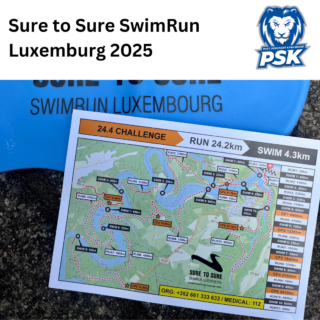 Am 05.07.25 stellten sich zwei Athleten des PSKarlsruhe Triathlon der SwimRun 24.4 Challenge in Luxemburg, bestehend aus 24,2 km Laufen und 4,3 km Schwimmen. Anders als beim Triathlon werden die Disziplinen abwechselnd und im Zweierteam absolviert. Entsprechend der Regeln waren Volker und Thorsten mit je einem Pull Buoy, einem Paar Paddles, einem Trikot, Schwimmhaube, -brille, Softcup und einem Gummiseil ausgestattet, um auch während der Schwimmetappen (von mind. 100m bis max. 900m) in Verbindung zu bleiben. Bei perfekten Bedingungen mit leicht bewölktem Himmel und Temperaturen um die 25°C ging es mit 86 anderen Zweierteams um 11:45 Uhr an den Start. Nach dem ersten kurzen Run (300m) ging es wie bei einem Schwimm-Massenstart vom Steg in die Sauer, die sich hier durch die idyllische Landschaft schlängelt. Auf der anderen Flussseite kam es erst einmal darauf an, sich schnell wiederzufinden. Im weiteren Verlauf der Challenge hat sich das Teilnehmerfeld immer weiter entzerrt und Zuschauer waren auf den nicht abgesperrten Trails ebenfalls nicht anzutreffen, weshalb ein guter Orientierungssinn ebenfalls wichtig ist für einen erfolgreichen SwimRun, um die 5 Checkpoints bis ins Ziel möglichst genau anzulaufen. Die erste Hälfte des Rennens lief für unser Duo wie aus einem Guss und sie waren auf gutem Weg, ihre Zeit aus 2023 bei Weitem zu unterbieten. Allerdings haben sich bei beiden Athleten im letzten Drittel Schmerzen in den Beinen breit gemacht beim Bewältigen der knapp 1000 Höhenmeter. Die längeren Schwimmetappen zum Ende hin haben ihnen in die Karten gespielt und mit dazu beigetragen, dass die Zeit aus 2023 auf 4h 32min verbessert werden konnte. Wir sagen: starke Leistung und super Teamwork!