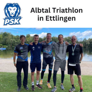 Während die Triathlon-Elite in Nizza ihren großen Tag hatte, starteten fünf Triathleten des @pskarlsruhe am Sonntag beim @albtaltriathlon in Ettlingen. Durch den Regen am frühen Morgen waren die Bedingungen nicht ganz einfach. Dennoch schaffte es der Veranstalter wieder ein tolles Triathlonevent hervorzuzaubern und auch die Ergebnisse der PSK-Triathleten konnten sich sehen lassen. Unter den lautstarken Anfeuerungsrufen der PSK-Supporter-Crew 📢 um @jule_trainiert_triathlon und @hannah_breckwoldt konnte Michael @swim_bike_mike_run seine Zeit vom letzten Jahr weiter verbessern. Damit fuhr er erneut den 2. Platz in seiner Altersklasse ein. 🥈 Jaron @jaron.thomass und Lars lieferten sich ein hartes Familienduell. Besonders zu erwähnen ist die Leistung von Gerhard @gerhard.wolff73 , der seine erste Olympische Distanz überhaupt absolviert hat. 👏👏👏 Die Ergebnisse: Michael Kleber in 2:32:36, Platz 2 in der AK Jaron Thomas in 2:37:34, Platz 8 in der AK Lars Thomas in 2:44:07, Platz 4 in der AK Volker Sorg in 2:56:12, Platz 20 in der AK Gerhard Wolff in 3:18:29, Platz 17 in der AK Patrick beendete das Rennen unverletzt nach dem Bikepart. #psktriathlon #triathlon #swimbikerun #psk #pskfamily #karlsrudel